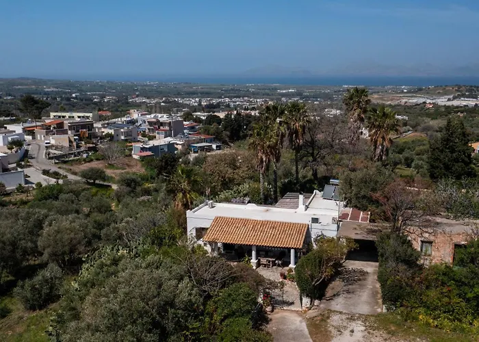 Paradiso Vintage Villa: Traditional 1944 Gem *