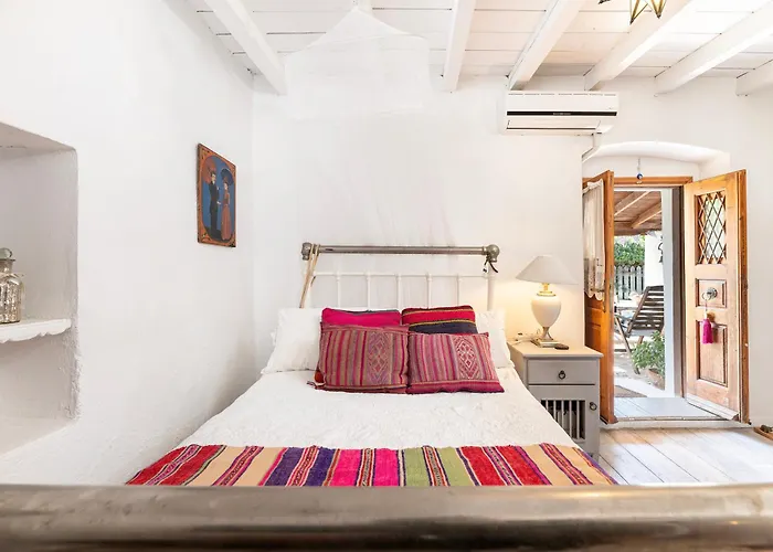 Paradiso Vintage Villa: Traditional 1944 Gem * Amaniou