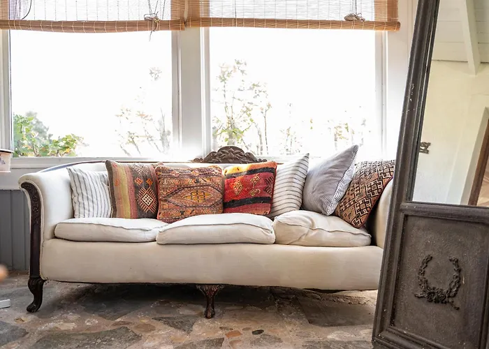 Paradiso Vintage Villa: Traditional 1944 Gem *