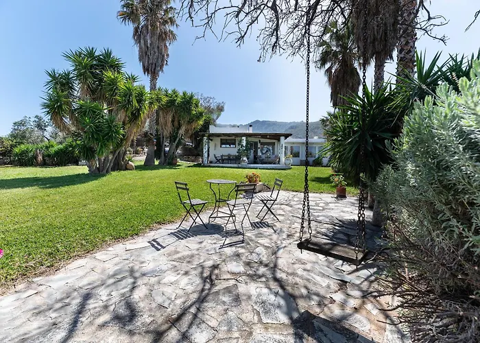 Paradiso Vintage Villa: Traditional 1944 Gem * Amaniou