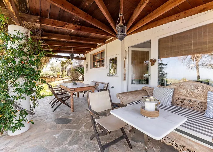 Paradiso Vintage Villa: Traditional 1944 Gem *