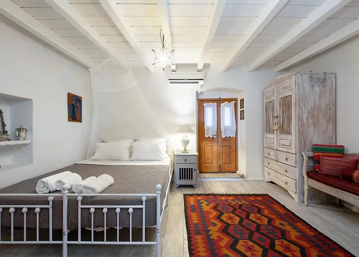 Paradiso Vintage Villa: Traditional 1944 Gem *