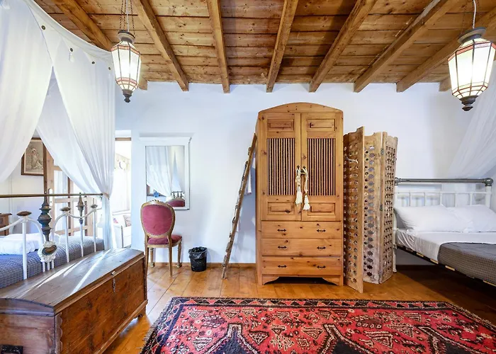 Tatil Evi Paradiso Vintage Villa: Traditional 1944 Gem *