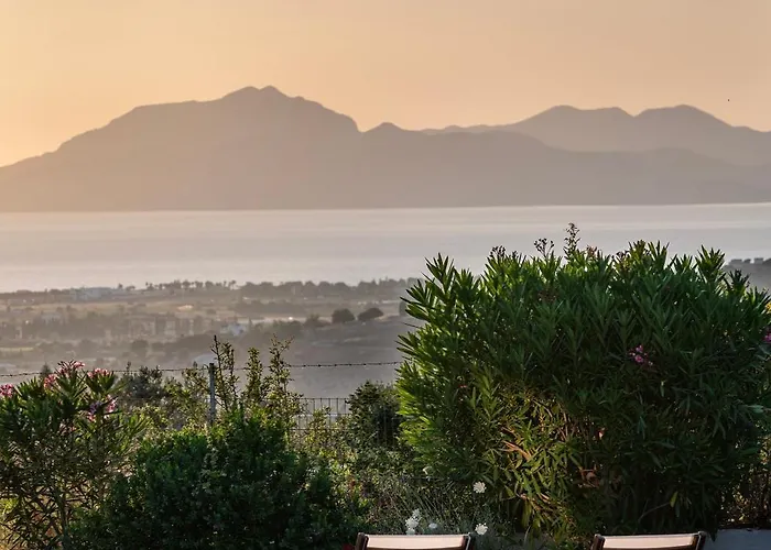 Paradiso Vintage Villa: Traditional 1944 Gem *