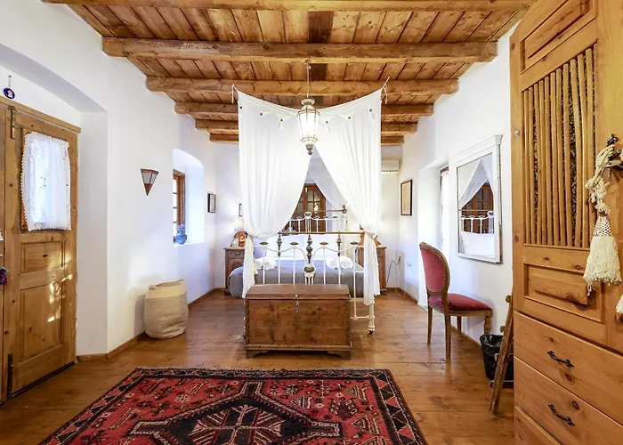 Paradiso Vintage Villa: Traditional 1944 Gem *