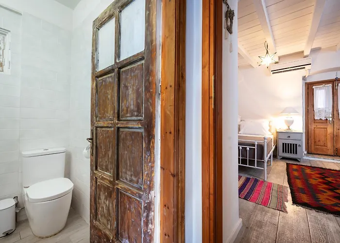 Paradiso Vintage Villa: Traditional 1944 Gem *